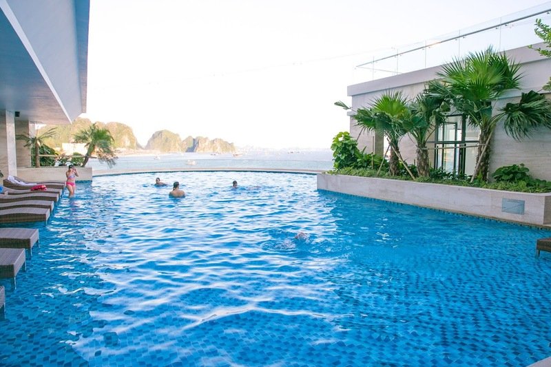 Hồ bơi v&ocirc; cực tho&aacute;ng đ&atilde;ng ngắm trọn cảnh sắc của Vịnh Kỳ Quan